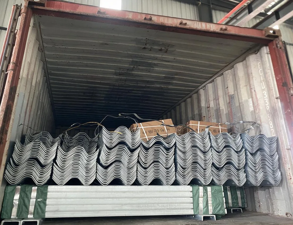 Material de defensa carregado num contentor de transporte